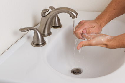 Zwangshandlungen, Ein Mann wäscht sich ständig die Hände.