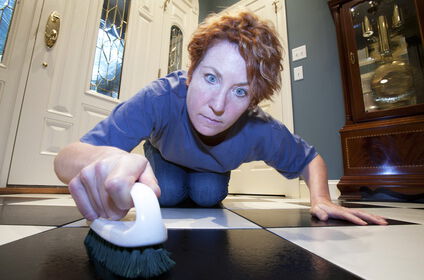 Zwangsstörung, Eine Frau reinigt zum wiederholten Male zwanghaft den Fußboden.