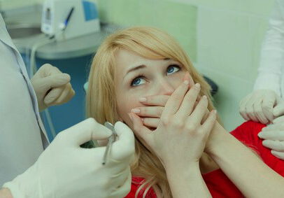 Angstattacke, Eine Frau bekommt eine Panikattacke beim Zahnarzt