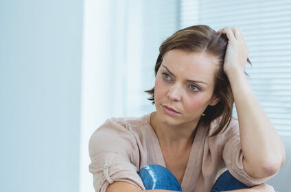 Depressionen, Eine Frau grübelt hoffnungslos vor sich hin.